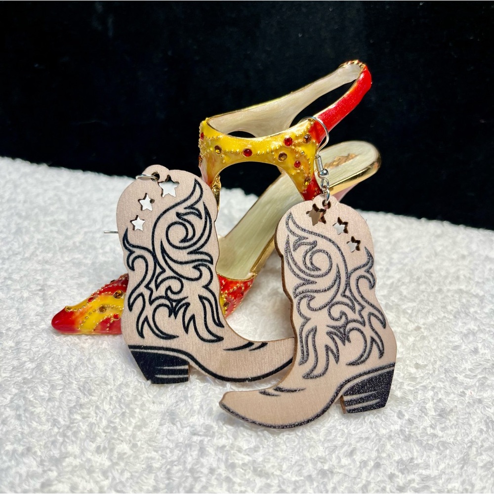 2/20Wood cowgirl BOOTS earring , NEW